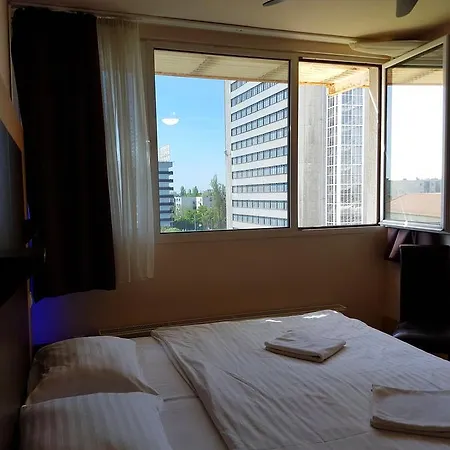 Pest Hotel